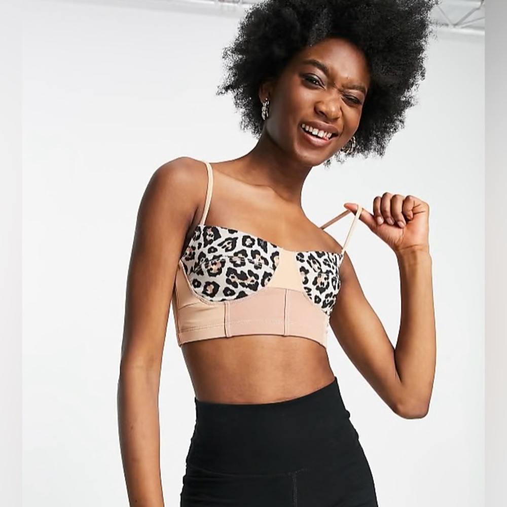Sports bra in cheetah print, size S/M ASOS brand. - Picture 3 of 12